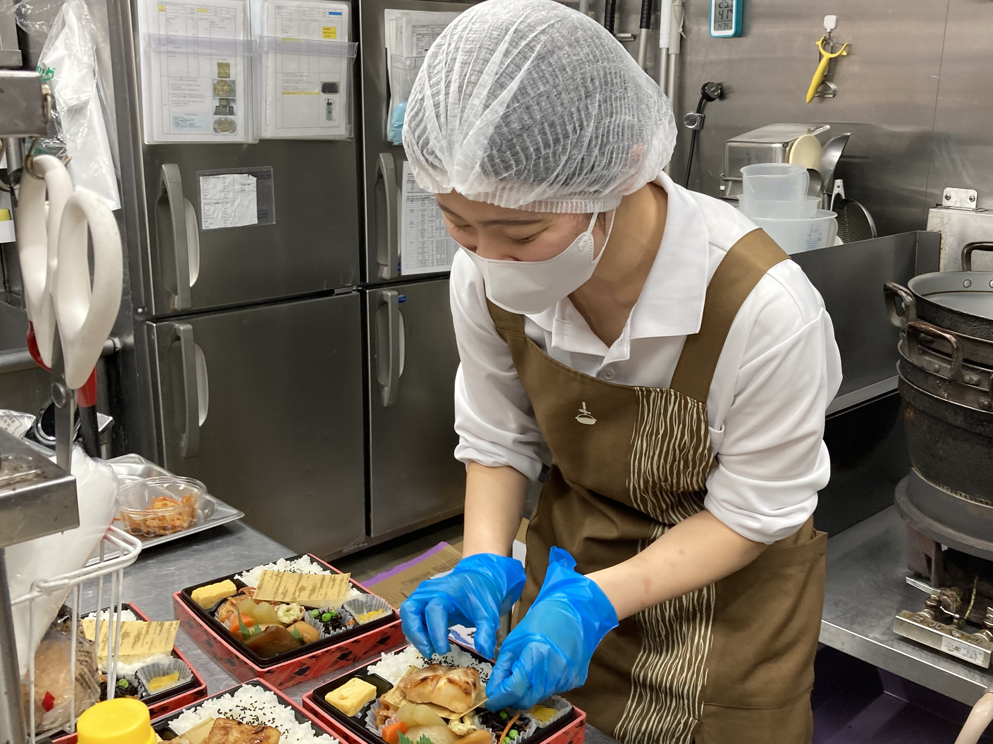 売れ行きを読みながら盛付けも調整。現場力が問われる仕事です。