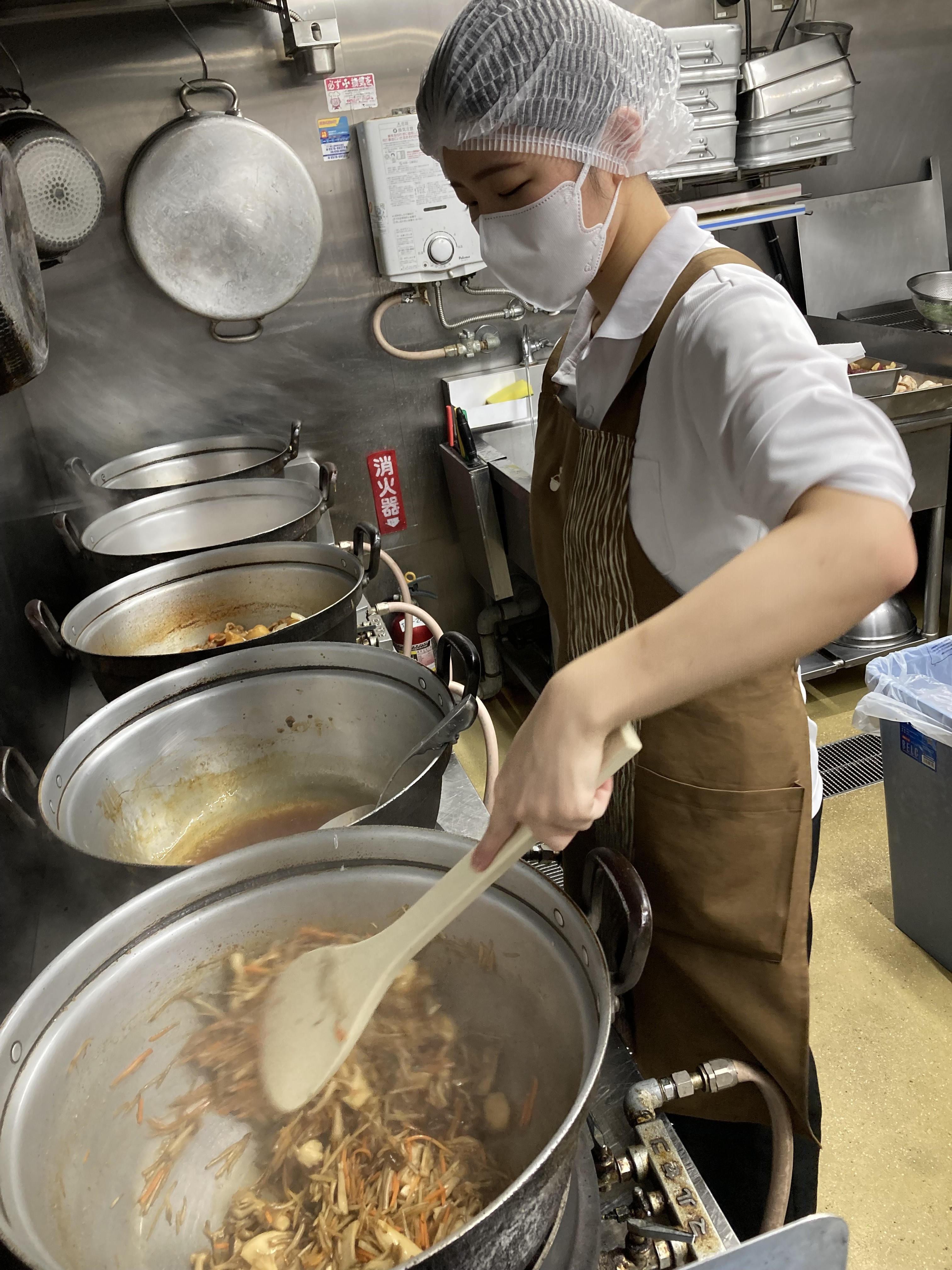 素材と向き合いながら手間を惜しまない。丁寧な調理が信頼を支えます。