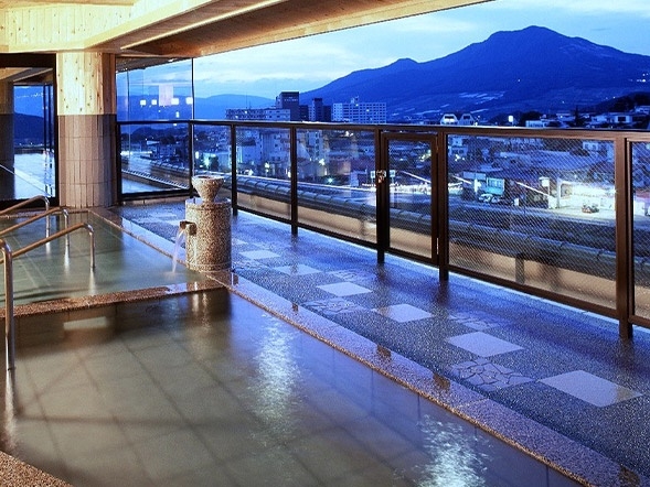 開湯1350年。夜間瀬川にたたずむホテル旅館です。露天風呂からは信州の絶景が眺められます。