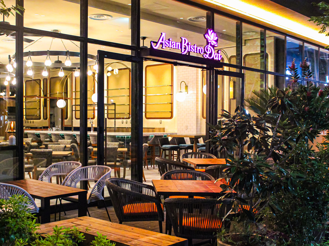 当社はエスニック・イタリアン・フレンチ・中華など幅広いジャンルで複数のレストランを運営しています。