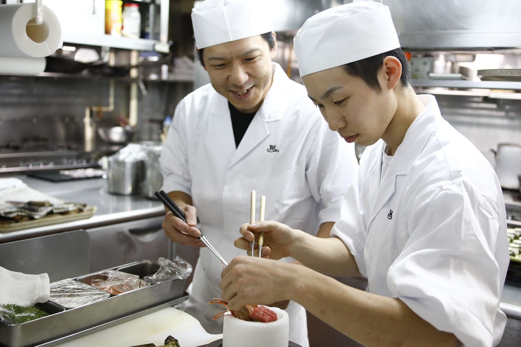 料理人同士が真剣に技を学び合う、実直であたたかな職場。