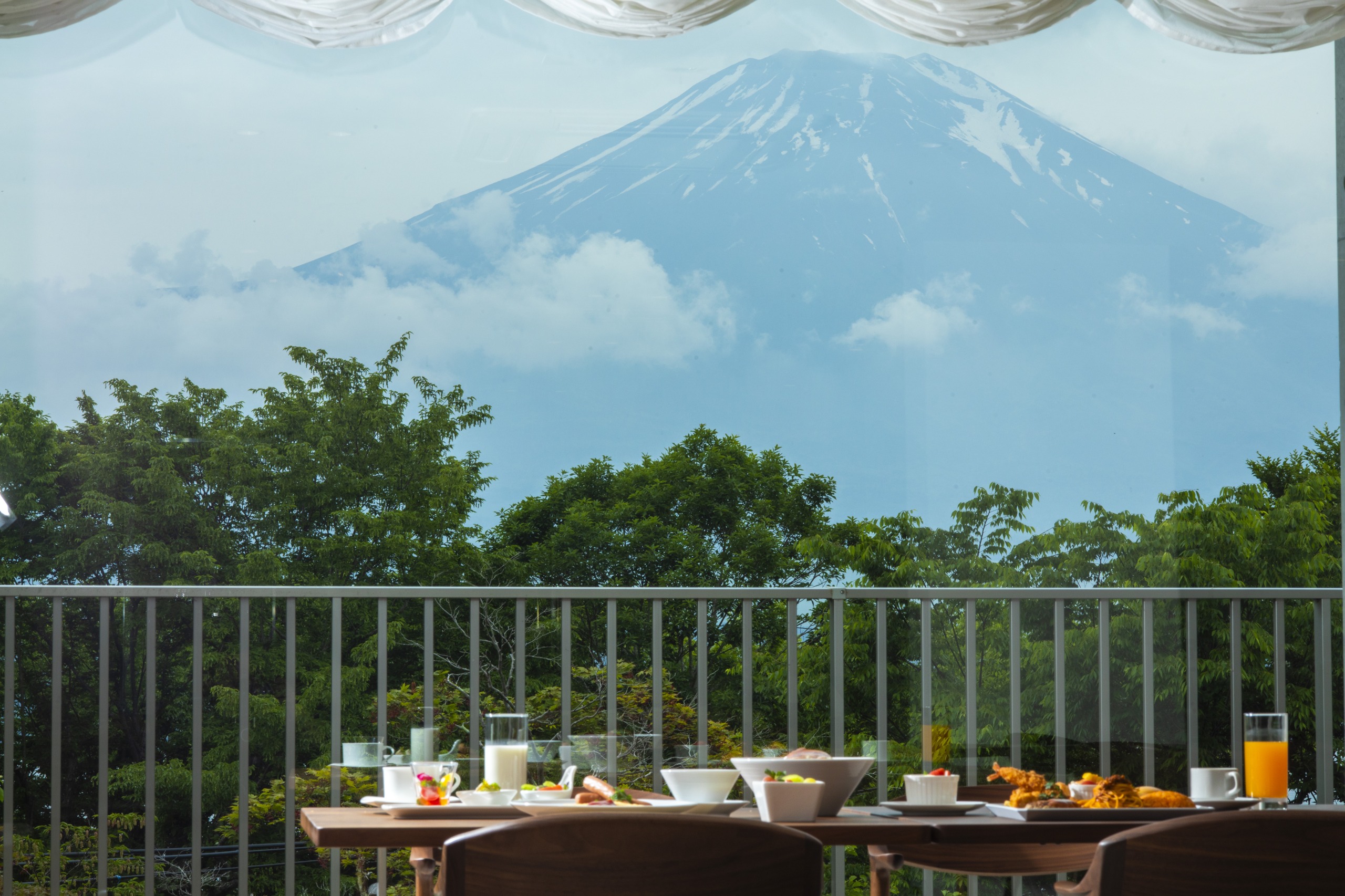 富士山と山中湖を望む絶景ロケーションで、癒しと非日常を提供する空間。