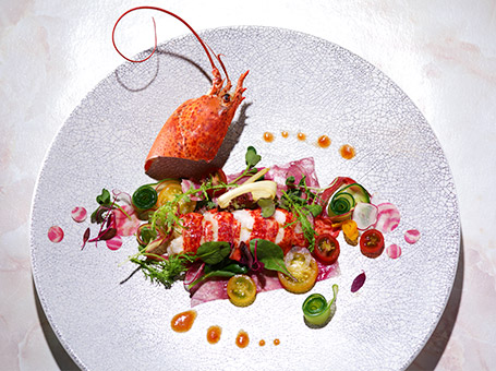 御影用水を望むレストランで、地元食材をふんだんに使った “軽井沢フレンチ”をご提供いただきます。