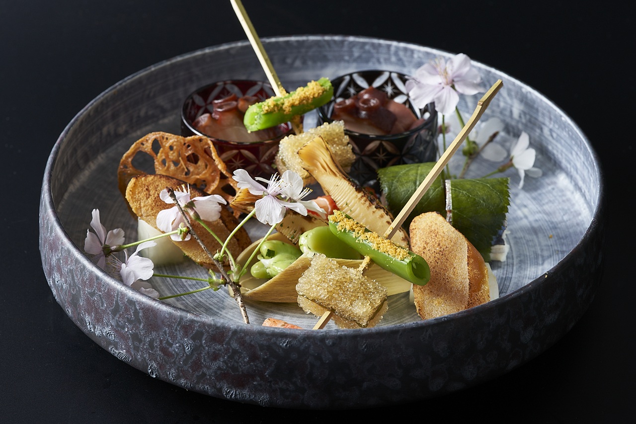 落ち着いた和の空間で、旬を生かした一皿を丁寧に仕立てます。