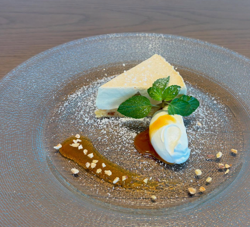 季節のデザート 「梨と紅茶のムースケーキ」です◎