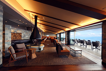  展望テラスを併設した山頂レストランで、グリル料理をメインに提供しています。