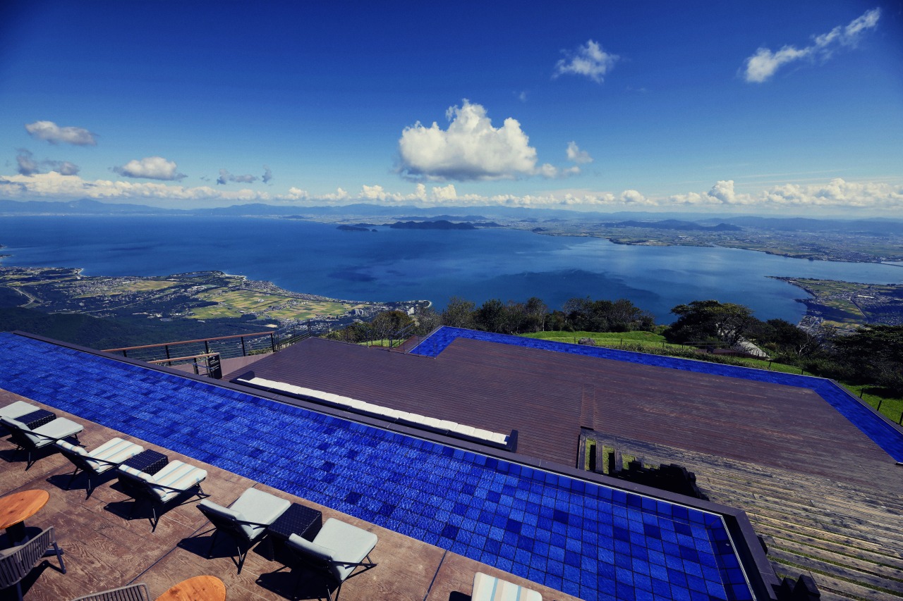  『びわ湖バレイ』（運営：アルピナBI株式会社）は、非日常体験を届ける琵琶湖のほとりのリゾートです。