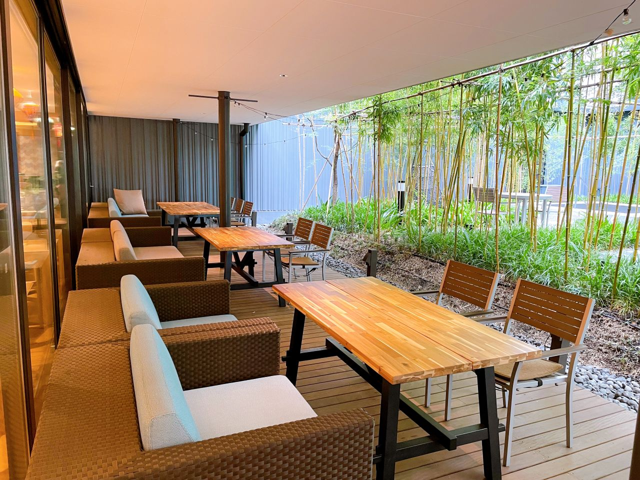 心地よい風が吹き抜けるテラス席。非日常感を大切にした演出のひとつ。