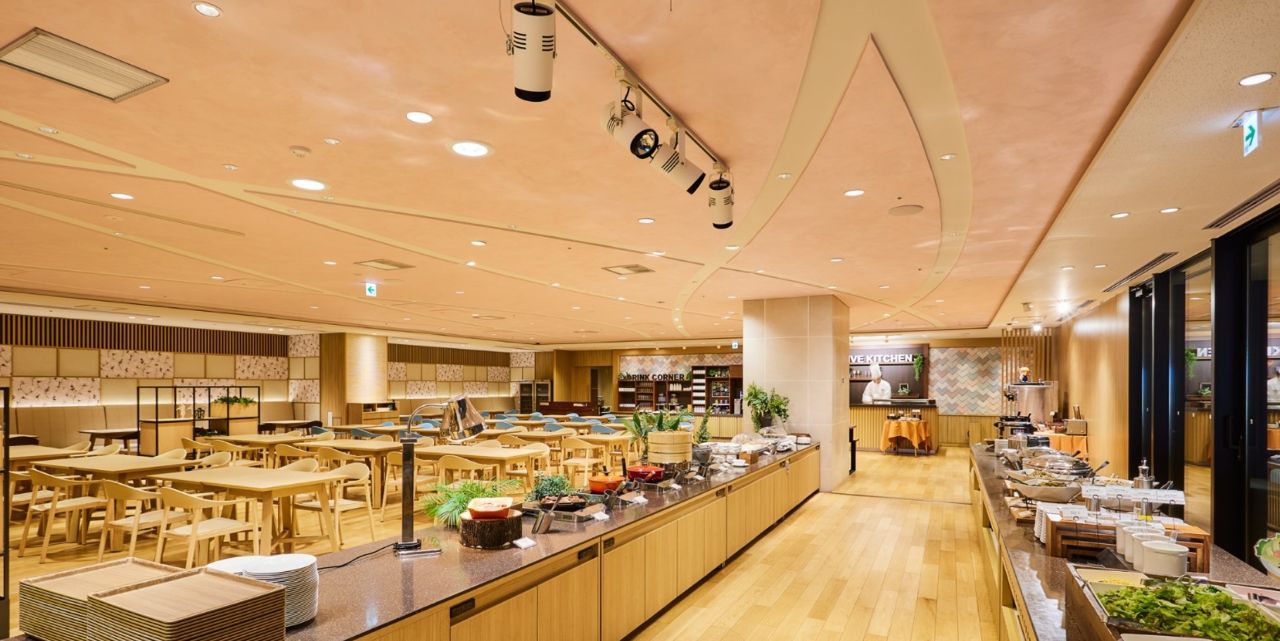 ライブキッチンからできたてを提供する、開放感あふれるレストラン空間。