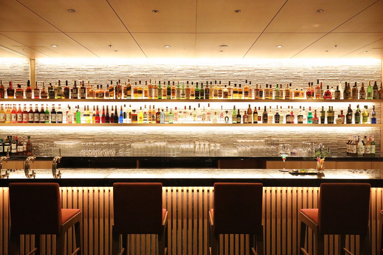 ホテルの落ち着いた空間で、お客様に特別な一杯を。