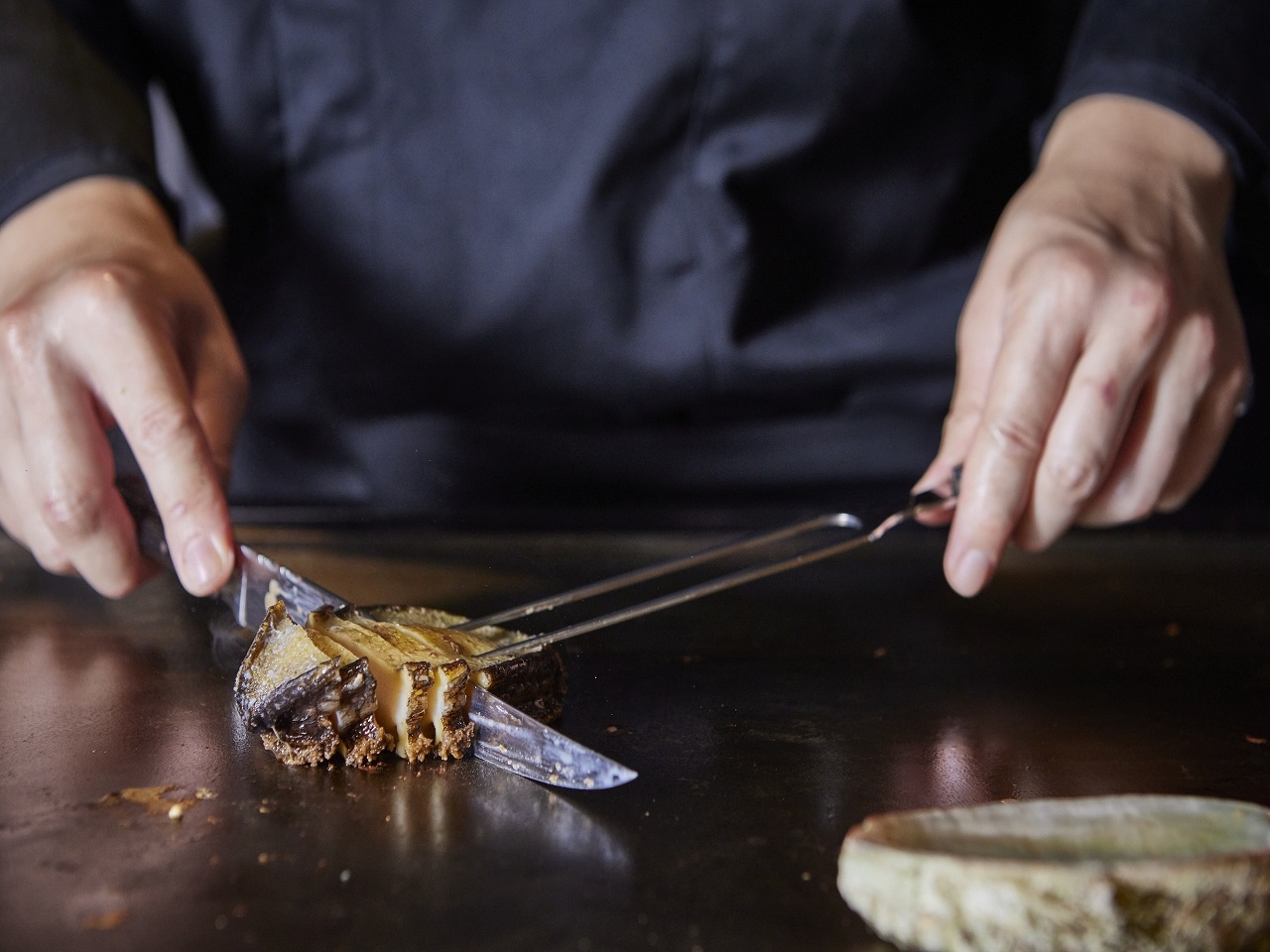 お客様の目の前高級魚介やで世界にほこる神戸牛を焼いていきますので、やりがいは十分