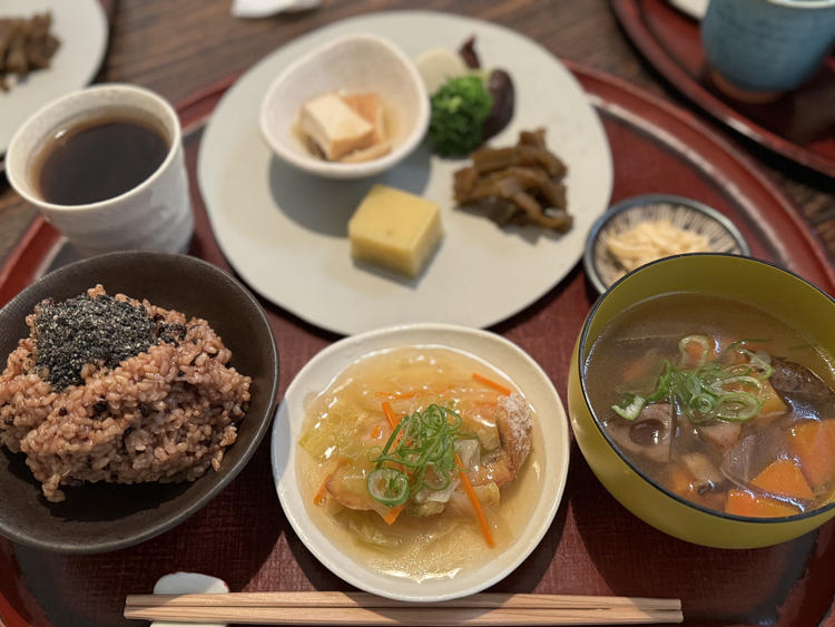 寝かせ玄米®やジビエ料理など、多彩な食材に触れられる職場