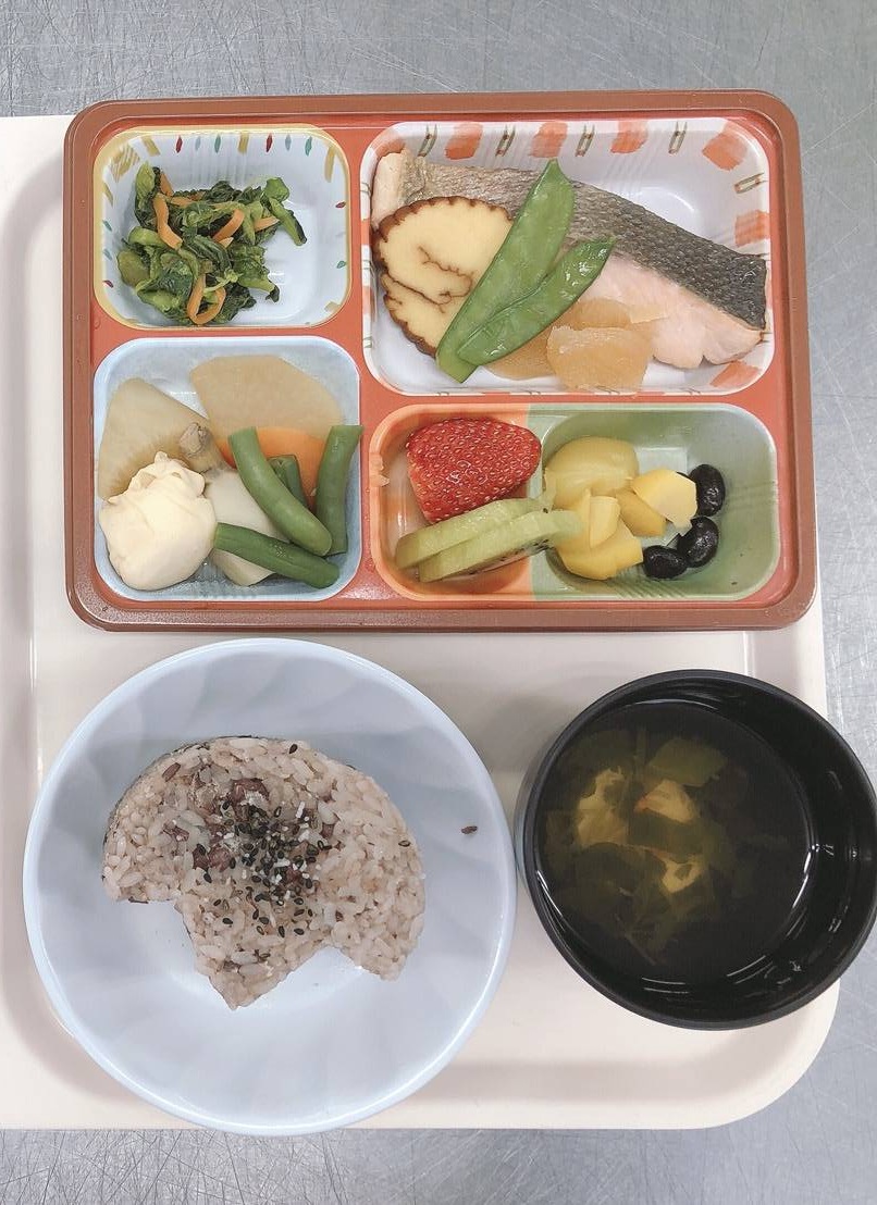 皆勤・家族・年末年始など手当充実で家庭も応援!(写真はお正月メニューの例)