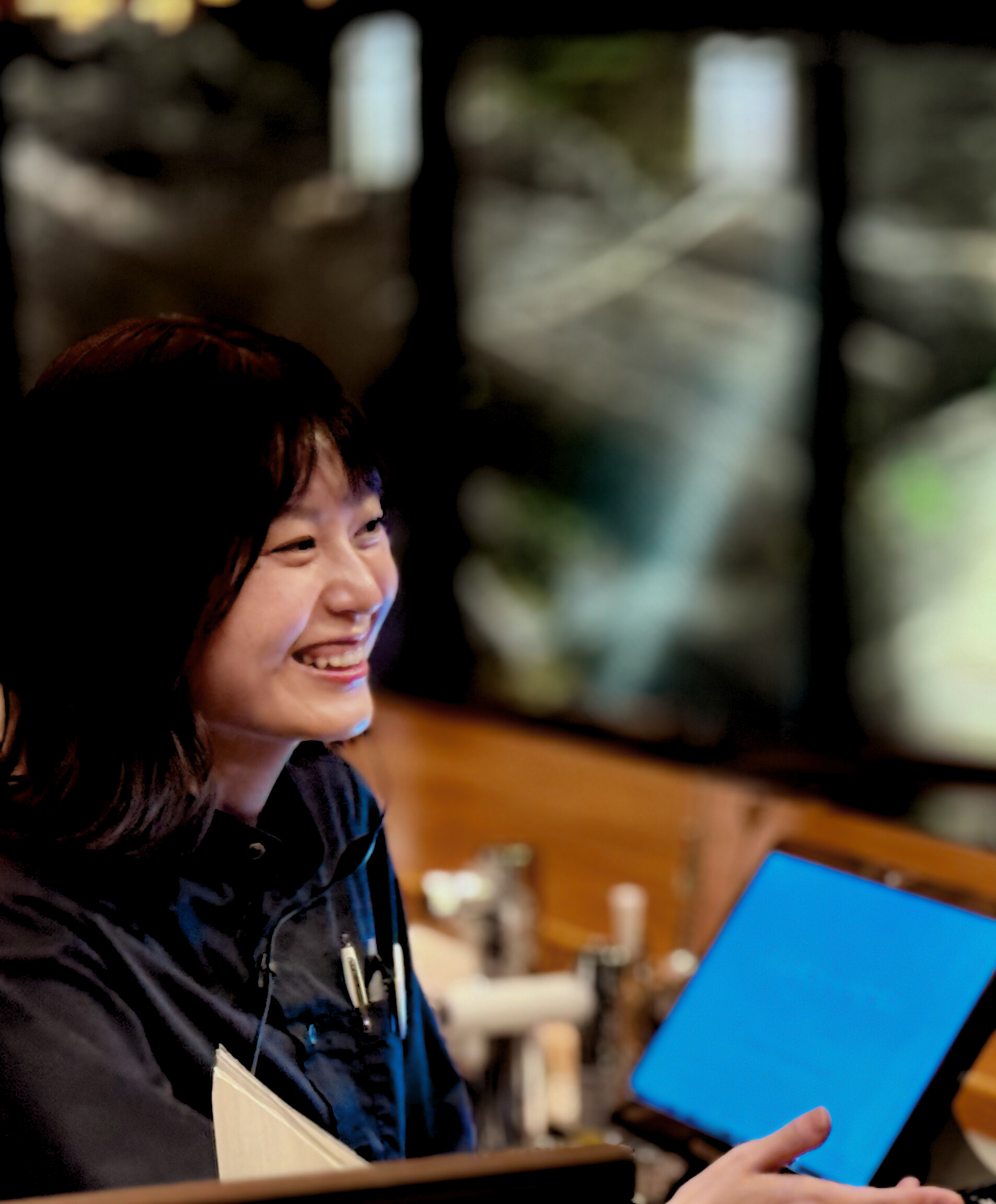 この空間に、最後の彩りを加えるのは、あなたの笑顔。心からの一瞬が、レストラン全体を照らす。