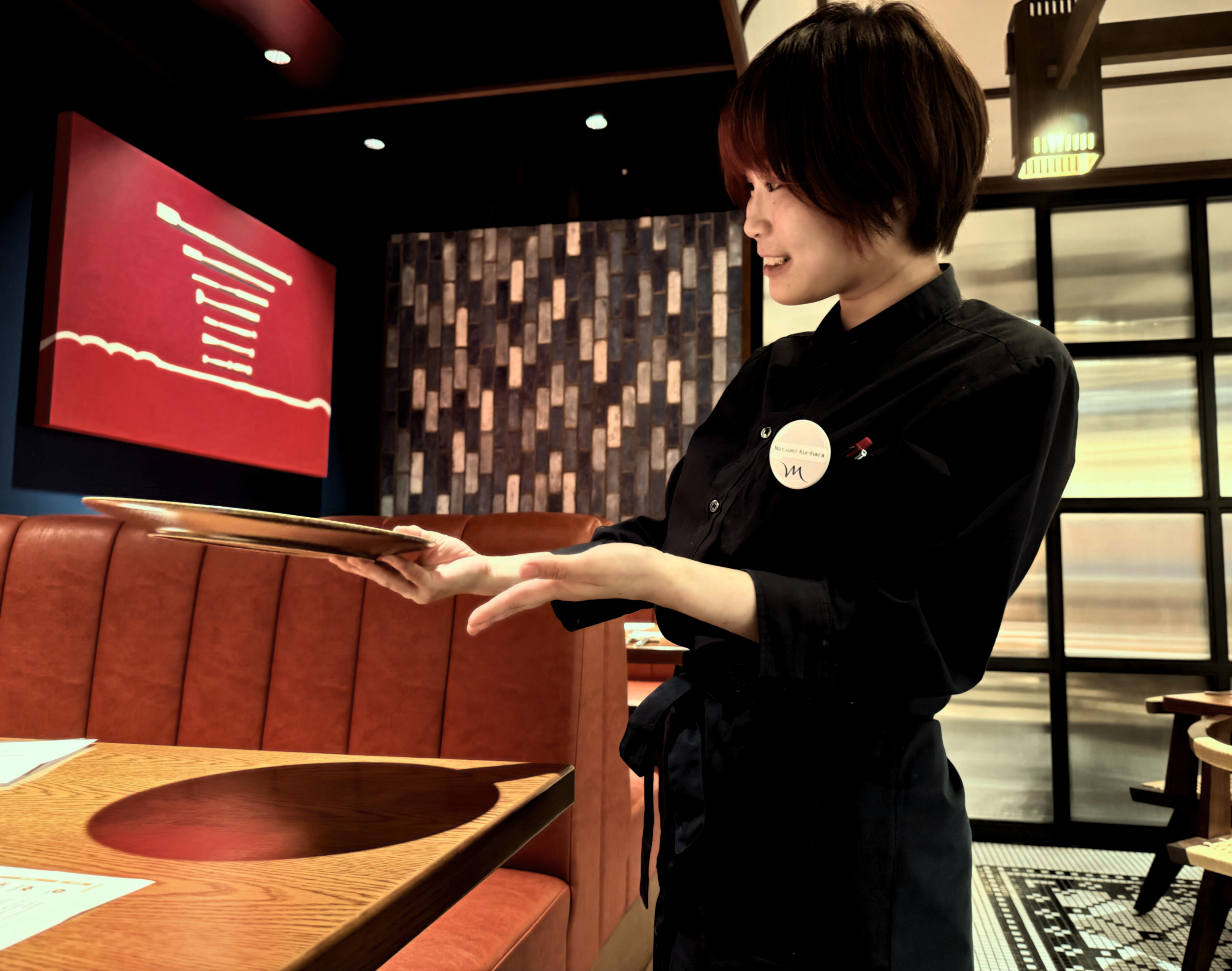 料理は、味だけでは完成しない。温度、間合い、言葉、所作。そのすべてが、あなたの手で“感動”に変わる。