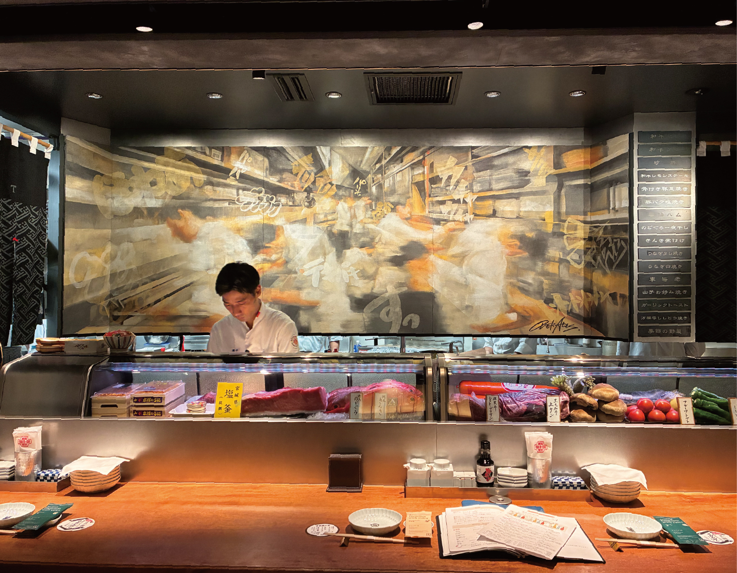 笑顔と心配りで空間を和ませる。ライブ感のあるオープンキッチン。