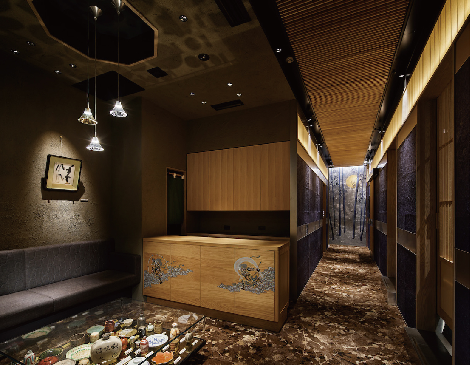 美しい料理が映える空間で、サービスの質にも自然と磨きがかかる。