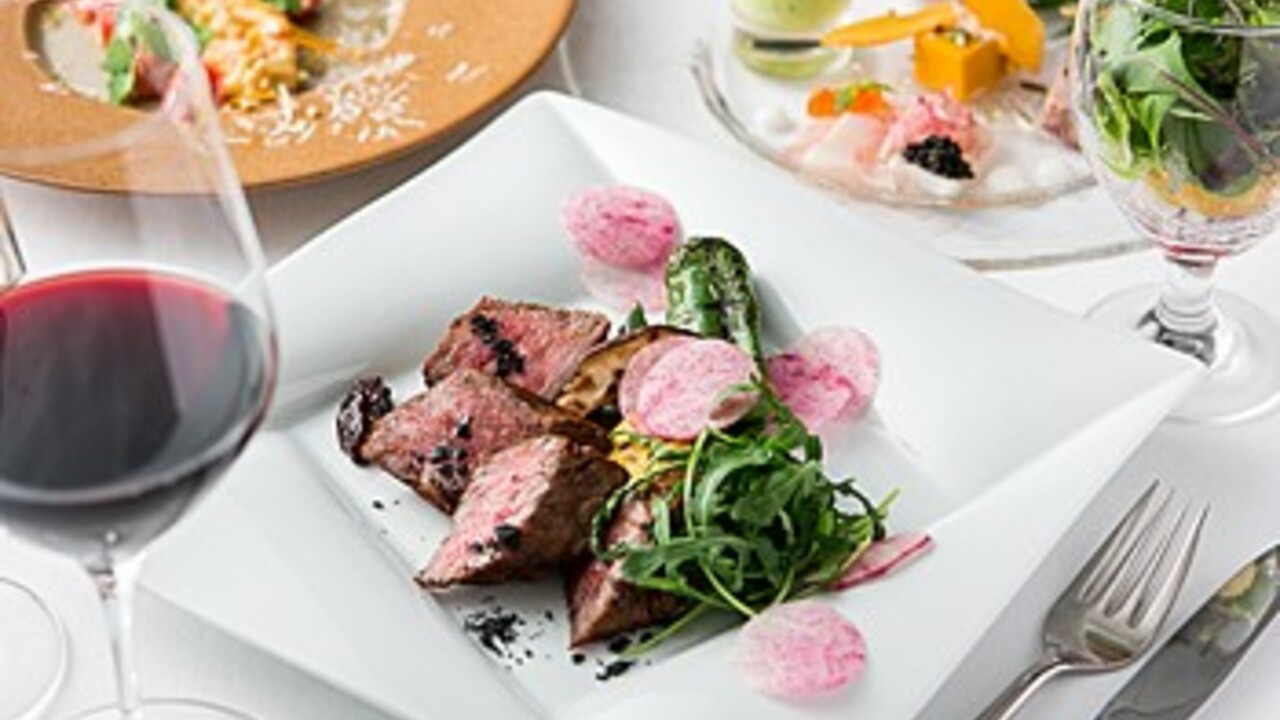 アンティパストからドルチェまで、一流の技と感性で丁寧に仕上げています。