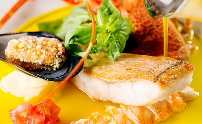 地域の食材を活かした、伝統的なフランス料理がベースのお料理を提供しています。
