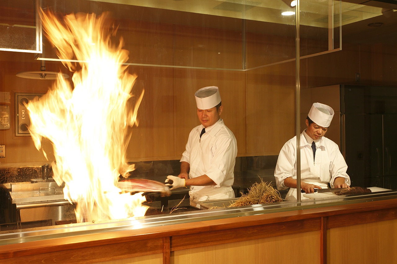 人気の「わら焼きタタキ工房」では、カツオの藁焼きをお客様の目の前で実演しています。