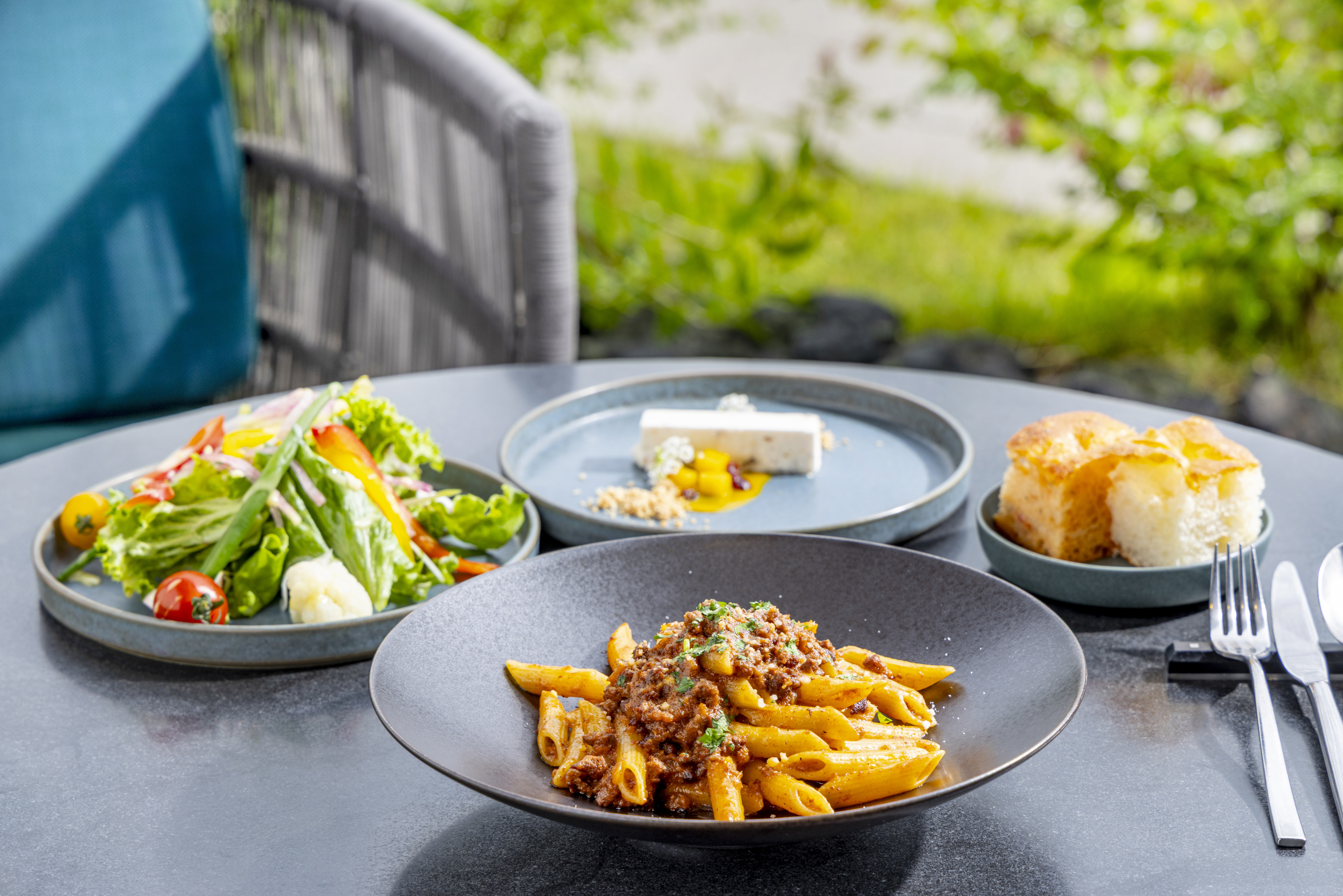 開放感ある「KAGARIBI」で、ホテルならではの食の時間を支えます。