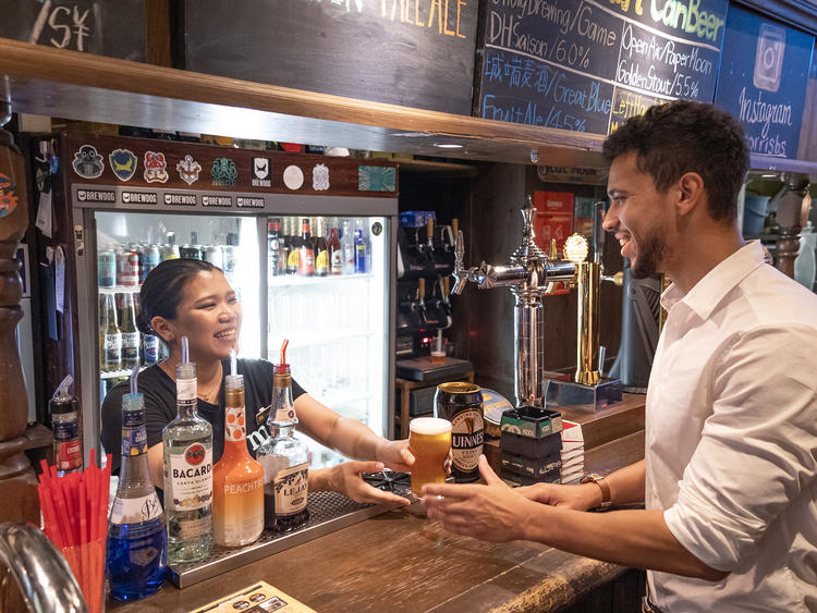 カウンターでお金をいただき、その場でビールを提供！映画のようなお店です。