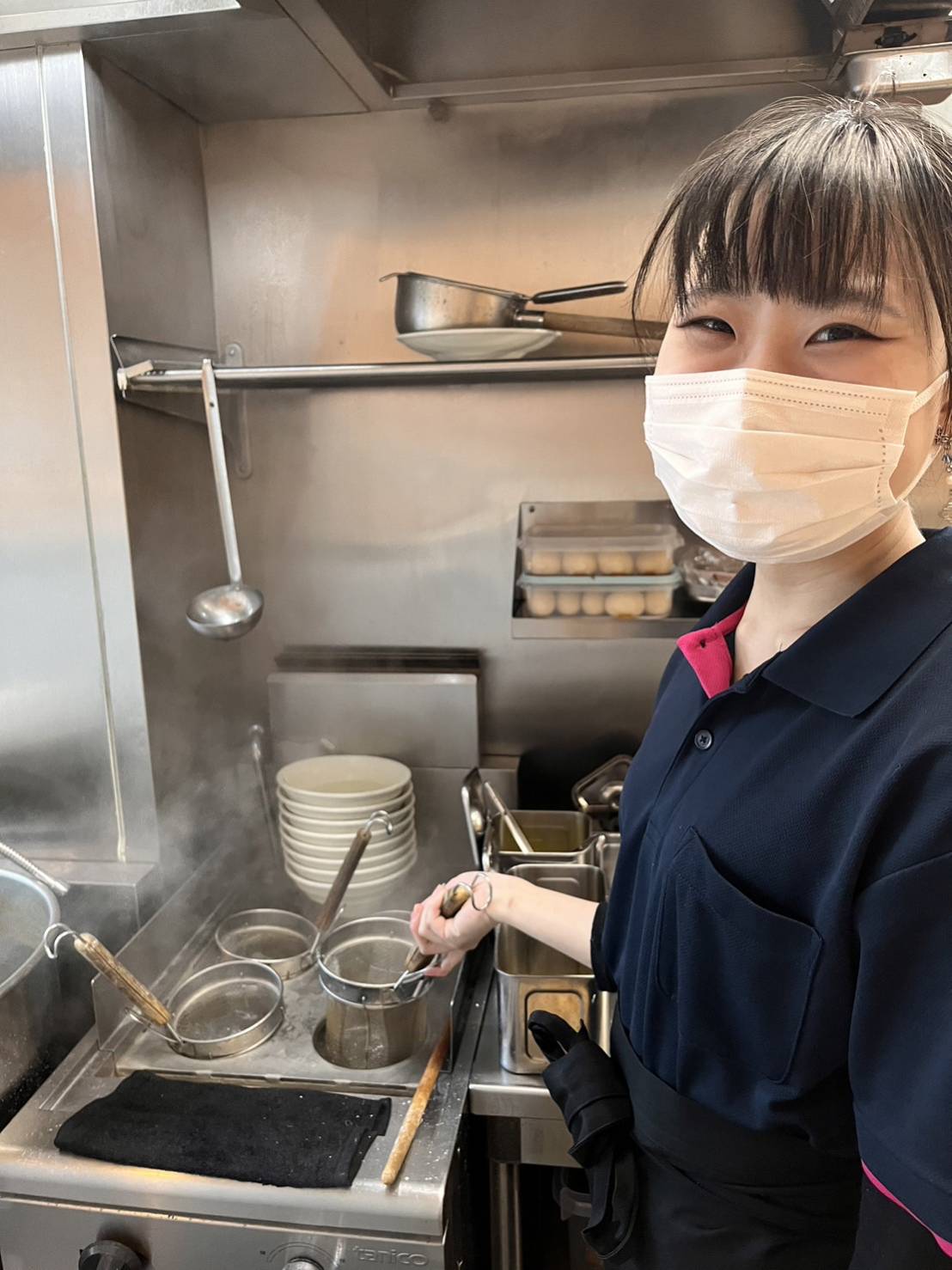 接客や調理サポートをはじめ、スタッフ教育、売上管理など店舗運営業務を幅広く担当していただきます。
