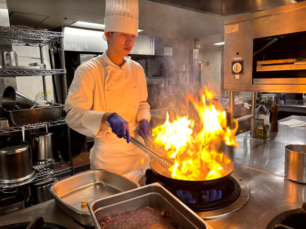  お食事のためだけにホテルへお越しくださるお客様も多くやりがいがあります。