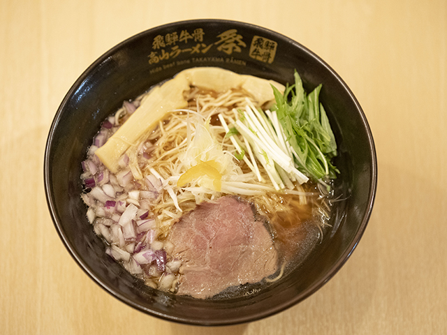 A5飛騨牛100%使用、旨味をぎゅっと凝縮した極上ラーメン。トッピングは贅沢に飛騨牛ローストビーフ！