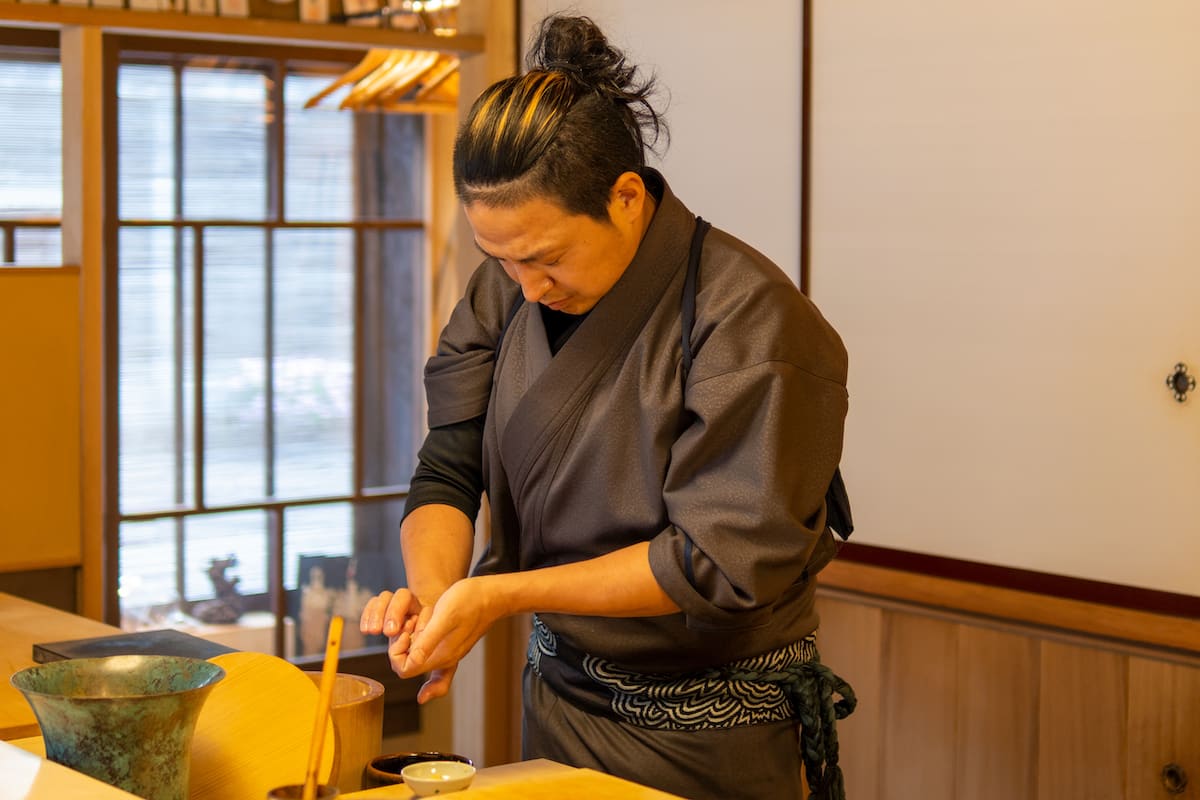 仕込みから握りまで一貫して学べる環境。未経験から寿司の技術を段階的に習得できます。