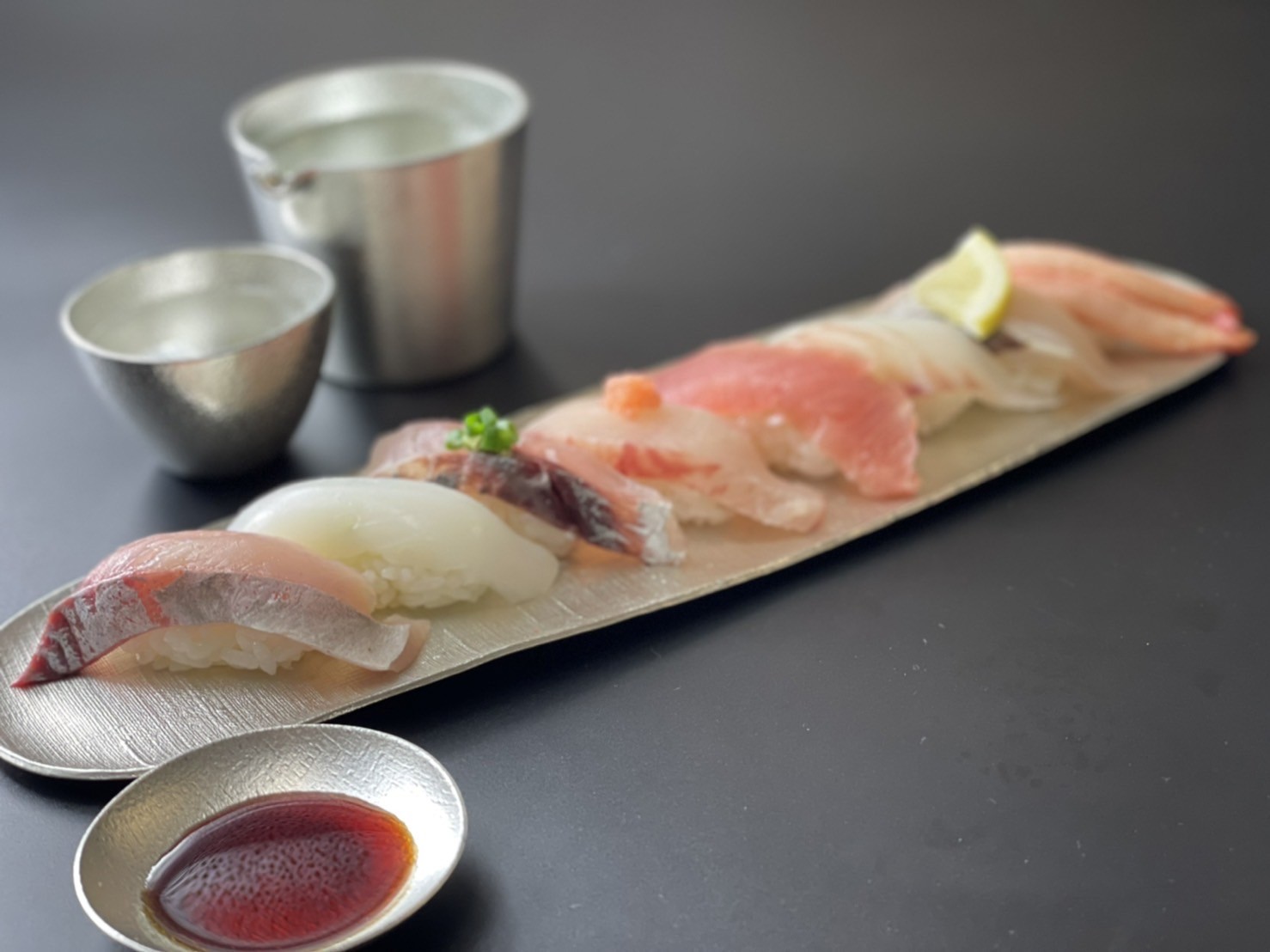 氷見港や岩瀬港から届く鮮魚を、毎朝丁寧に仕込み。鮮度が命の一貫をお客様に。