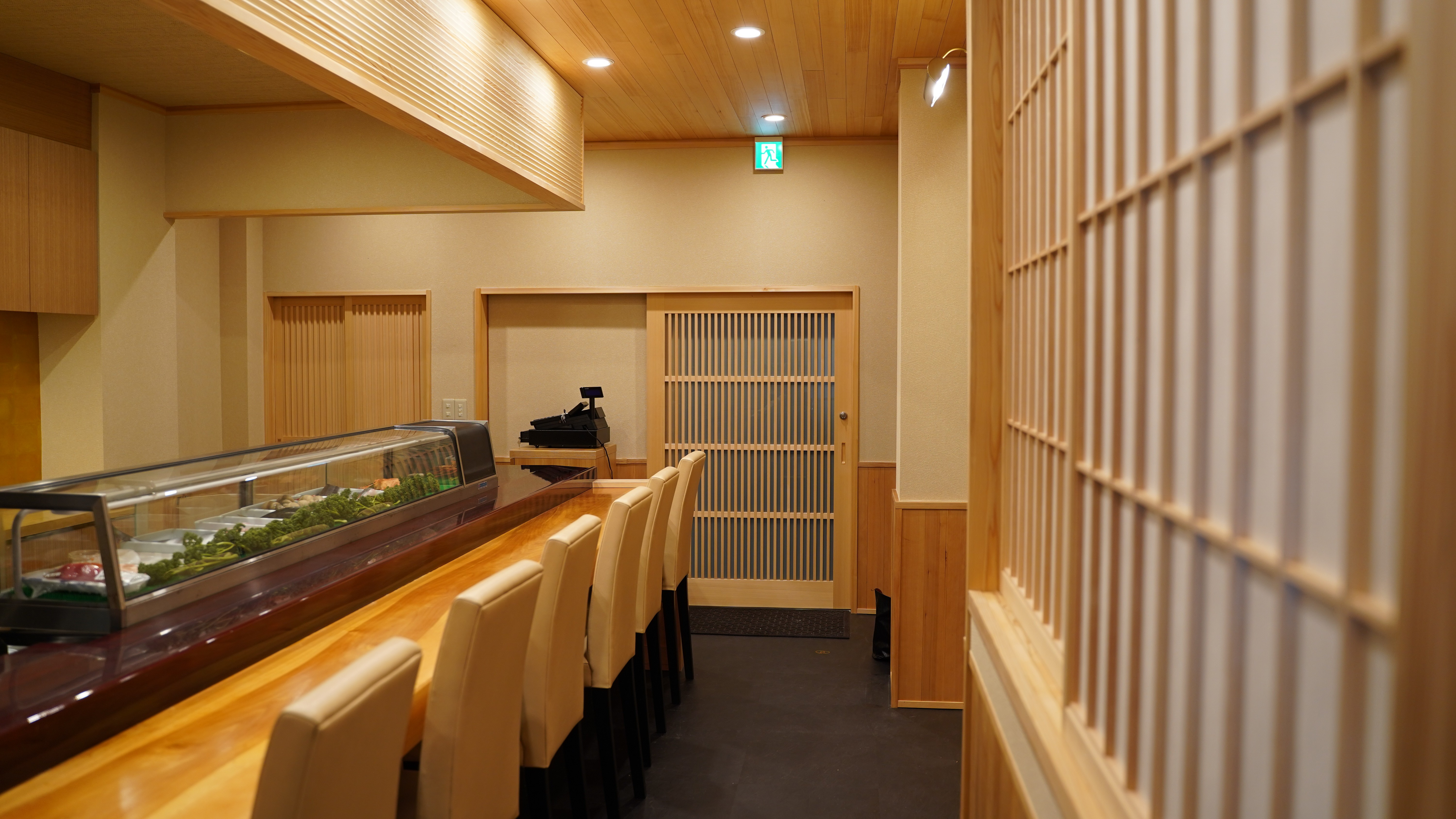 落ち着いた空間で、職人の手仕事が光る。地魚×地酒の本格寿司を堪能できる一席。