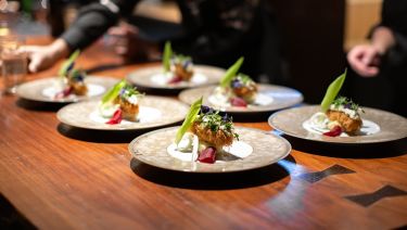 チームで連携しながら、一皿ずつ丁寧に仕上げます。