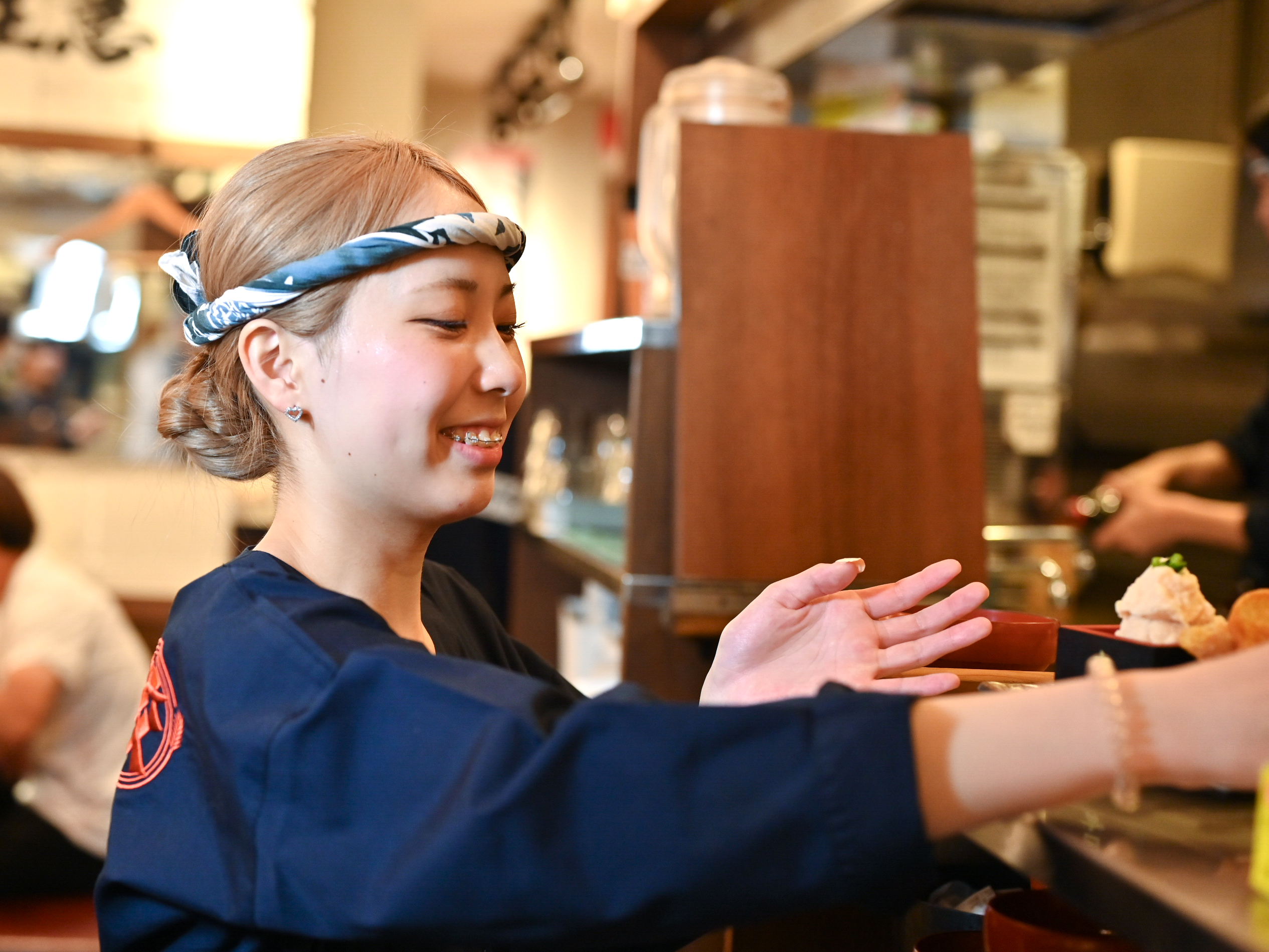 会社の利益は現場に還元するのが当たり前。仲間と創る「街に愛される店」が舞台です。