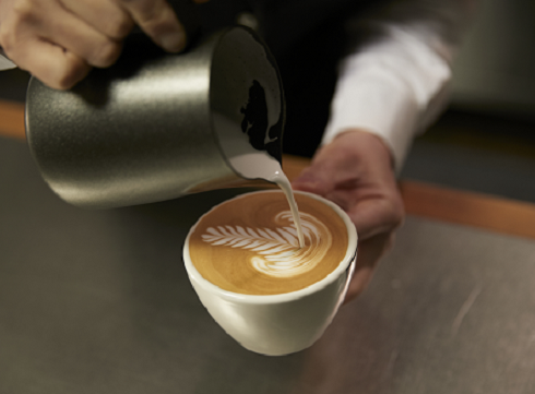 コーヒー豆の知識、淹れ方の技術はもちろん、お客様に特別な体験を届けるまでが私たちの使命です