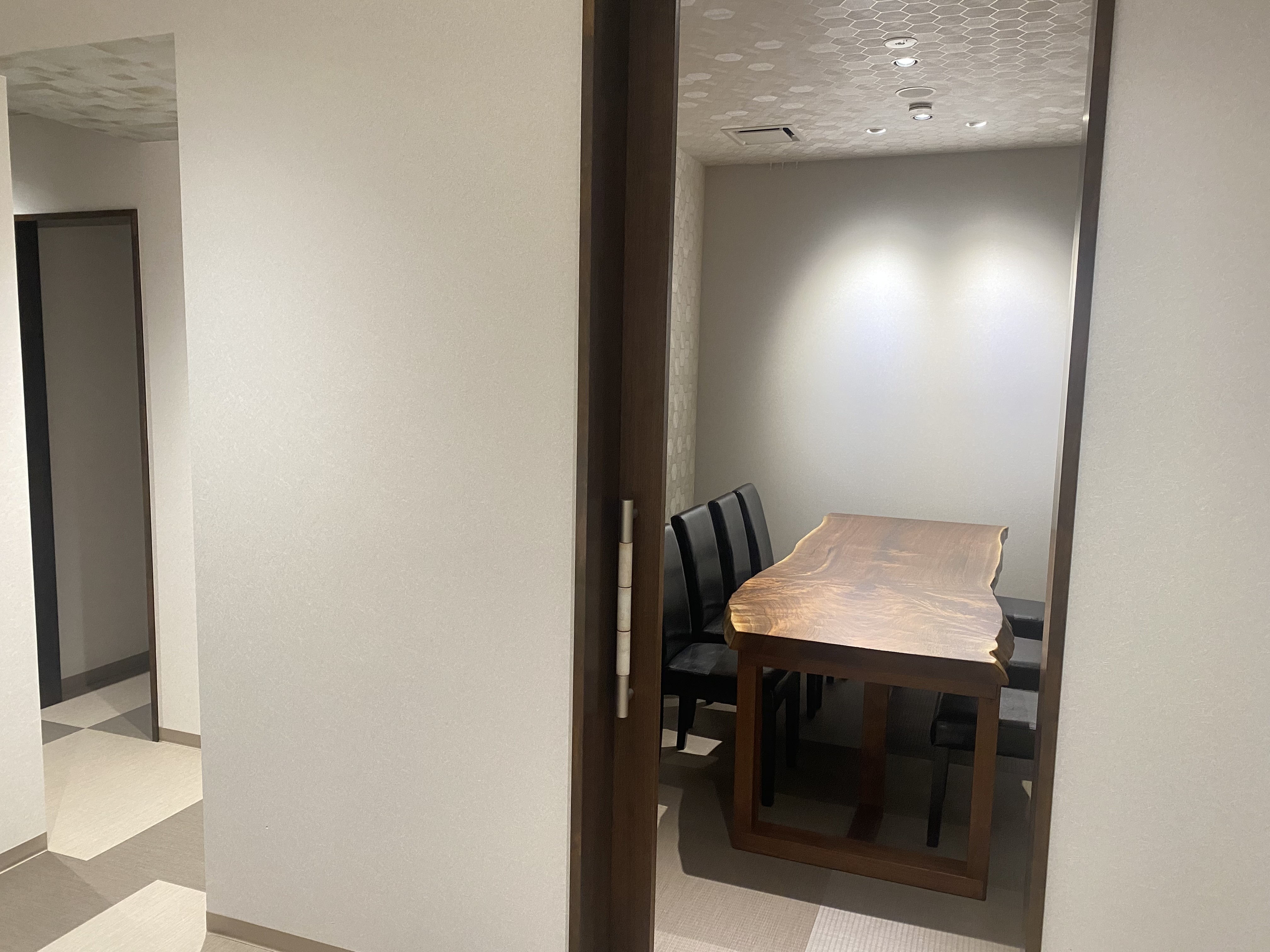 身体にも美味しい“ご馳走”をテーマにした創作和食店。 食を通して人を喜ばせる一皿を届けましょう。