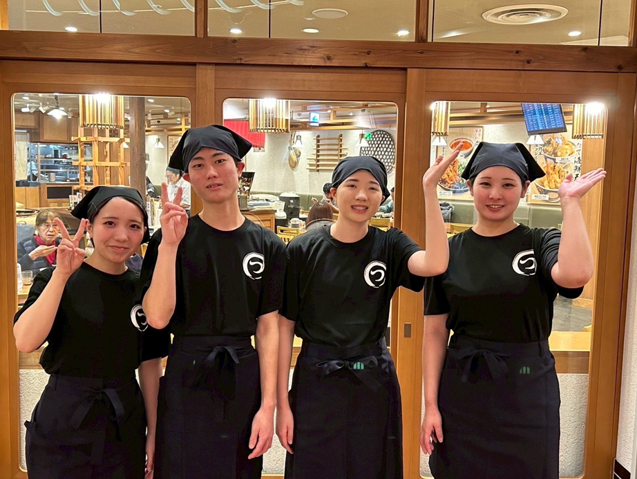 JR京都駅構内の地下東口にある『つくもうどん』塩小路本店。雨の日も外に出ず通勤できる好立地です。