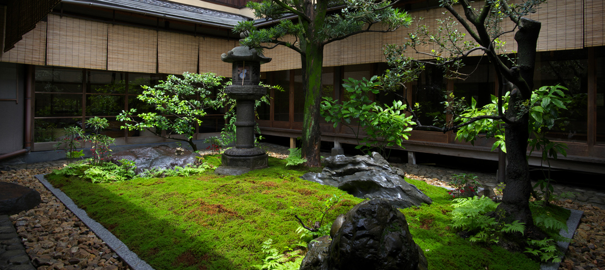 美しい日本庭園とスタッフのおもてなしで「和」の空間を創り出します