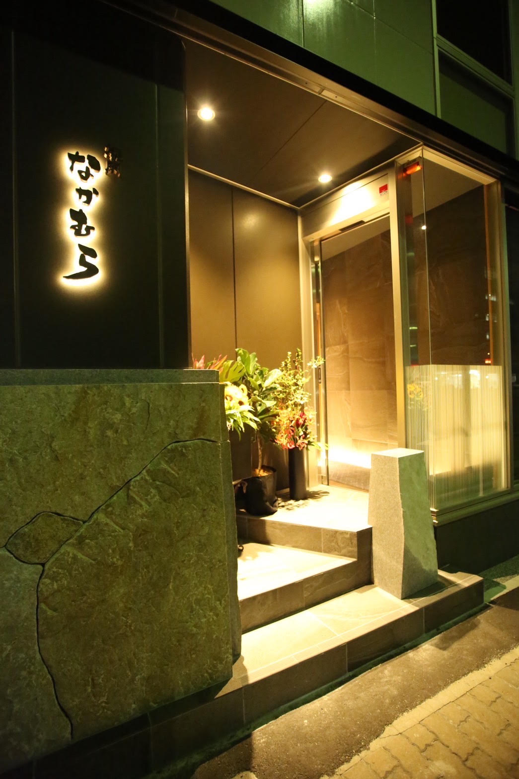 香川県産「オリーブ牛」を扱う、全席個室の落ち着いたお店。落ち着いた雰囲気の中で、お仕事ができます。