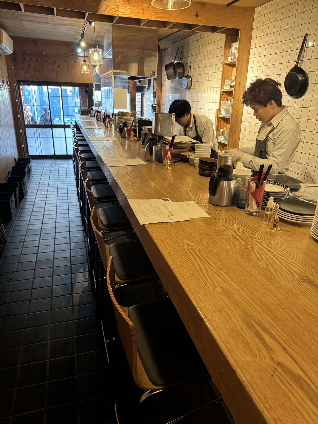 水道橋の人気店として注目を集める炭火焼きとワインのお店