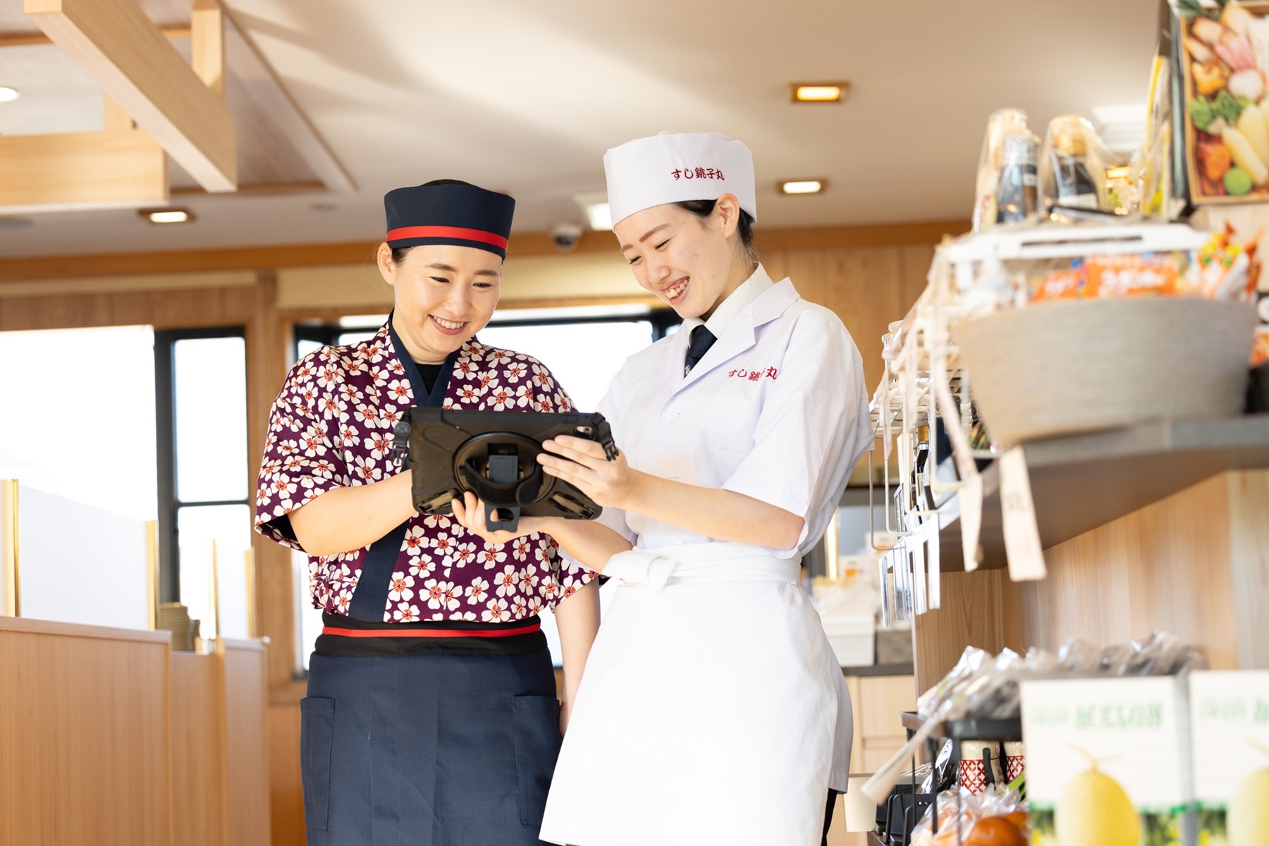 具体的なお仕事内容は、お客様のご案内やオーダー取り、料理やお飲み物の提供、テーブルの片付けなどです。