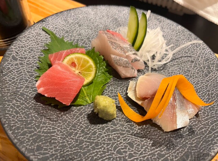 ホールや調理の補助をしながら、 鮨や和食の知識・技術を身につけられるポジションです。