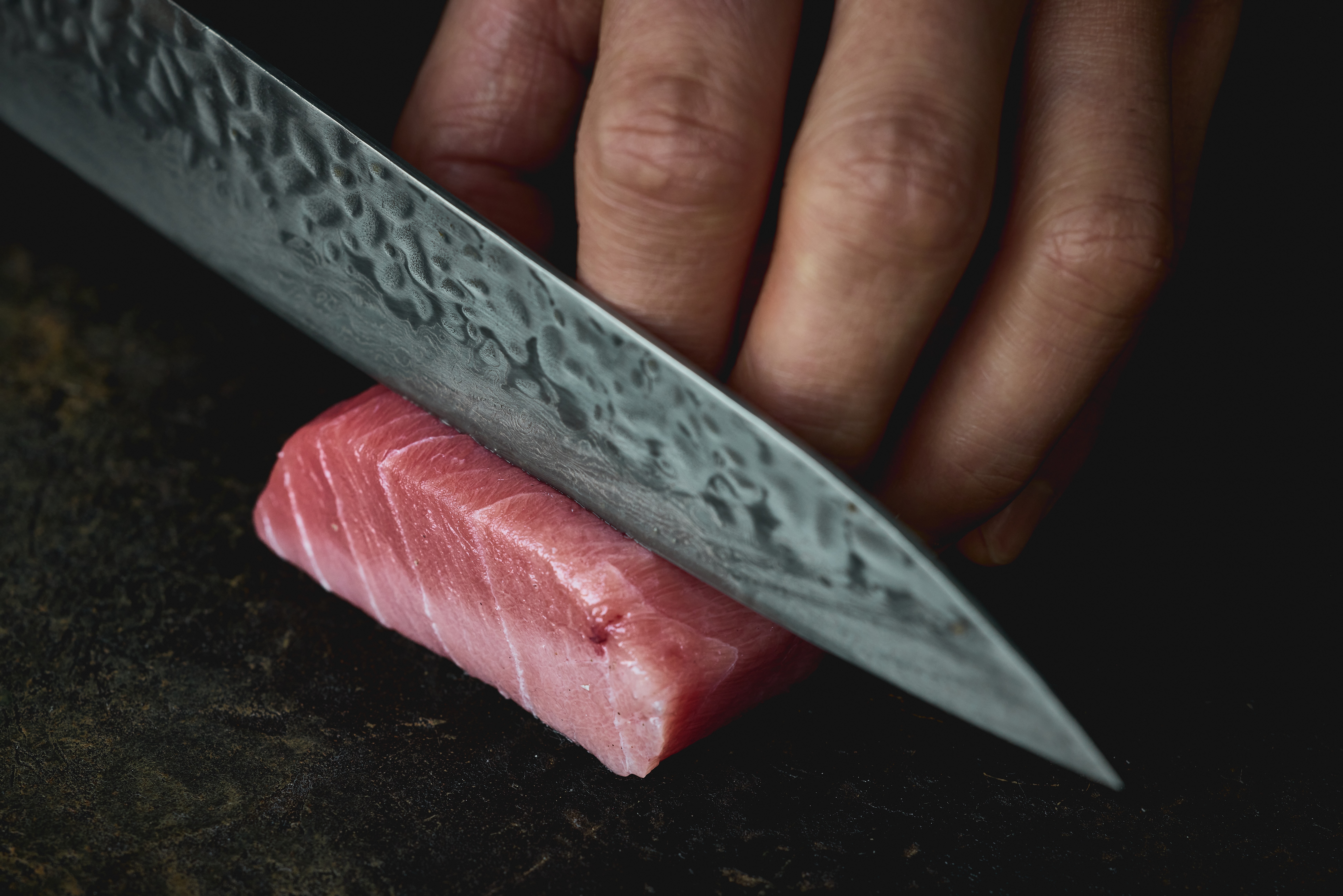 一貫に込めるのは、日本の旬と職人の技。あなたの手で、最高の食体験をゲストに届けます。