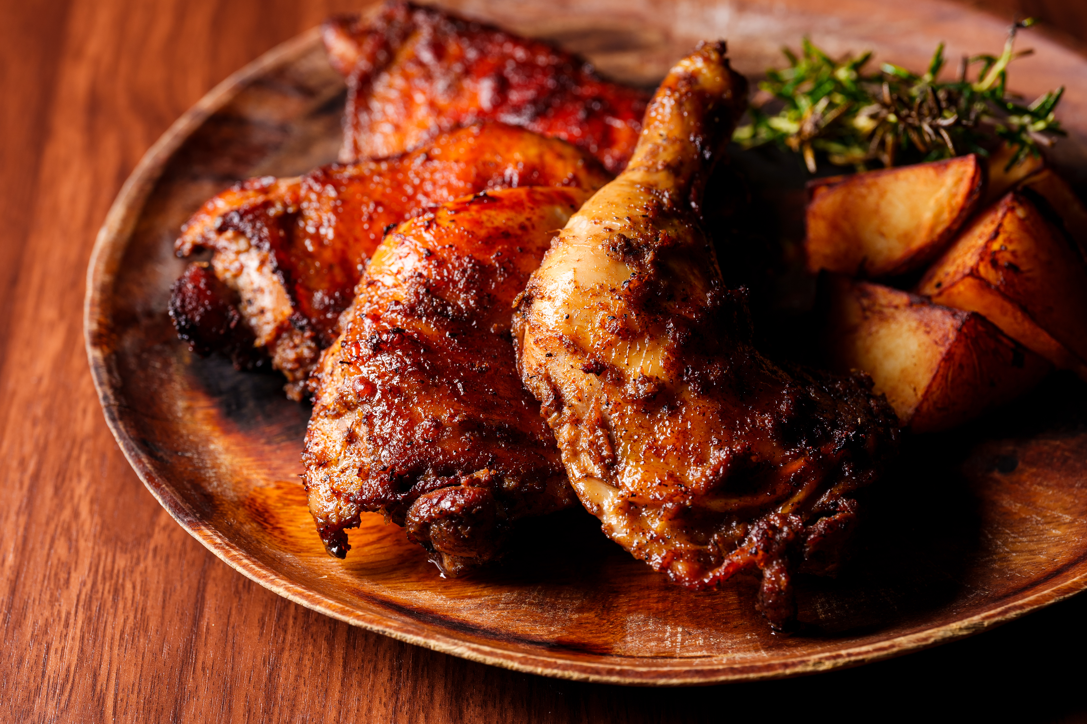 炭火の火入れとスパイス使いを楽しむ、ヨーロッパの港町をイメージしたダイニングバル