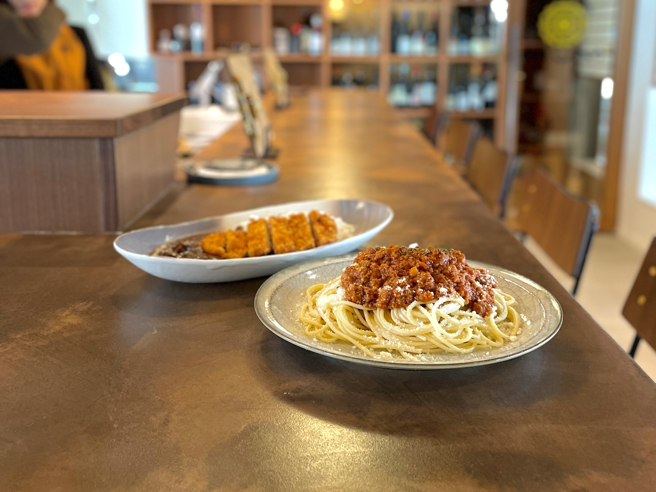 ランチはカレーやパスタなど洋食を中心に、ディナーはワインとともに楽しむ創作ビストロ料理を提供。