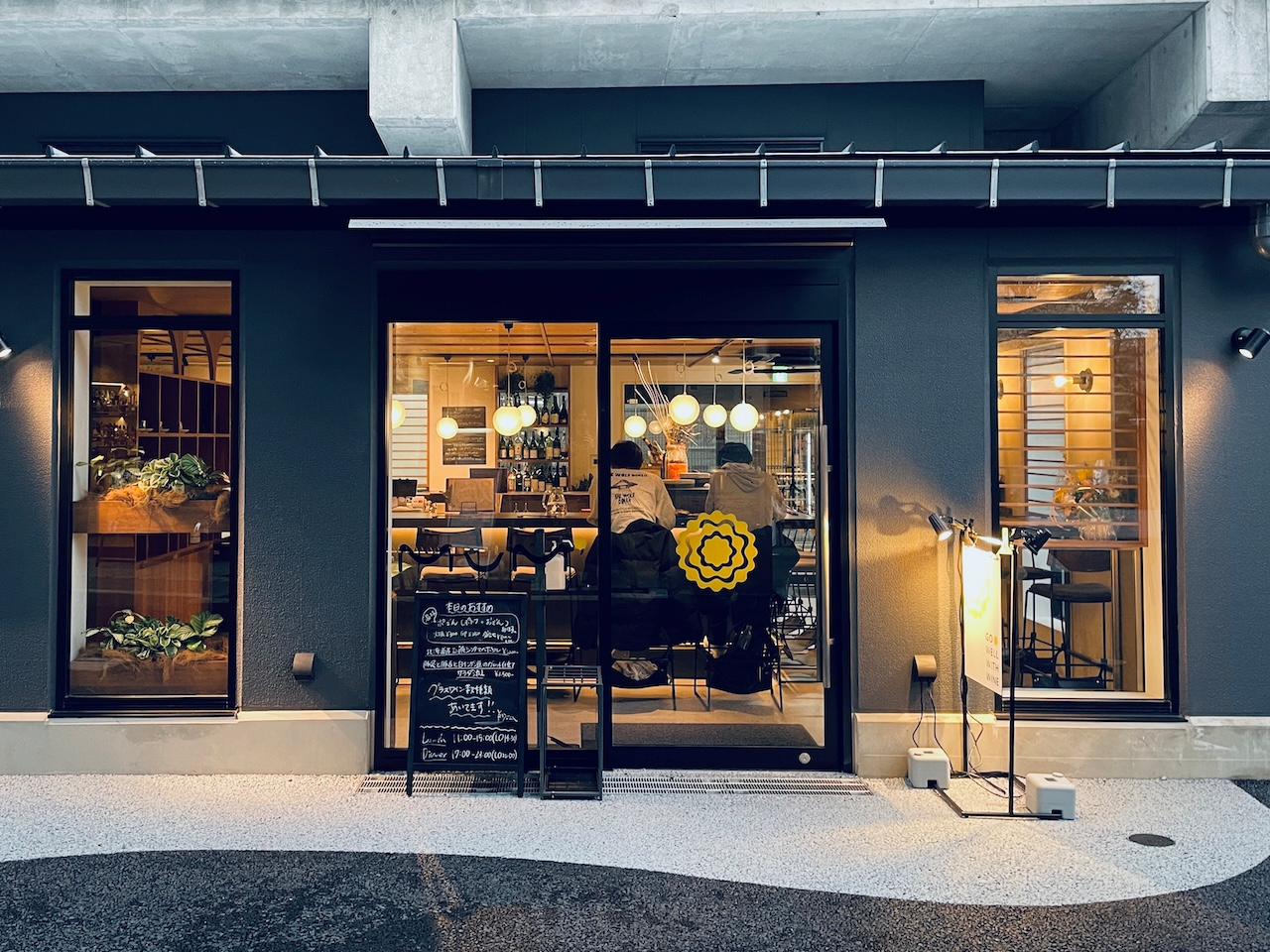 2025年3月27日にオープンしたカウンタービストロ『MuM’(マム)』にて店舗スタッフを募集。