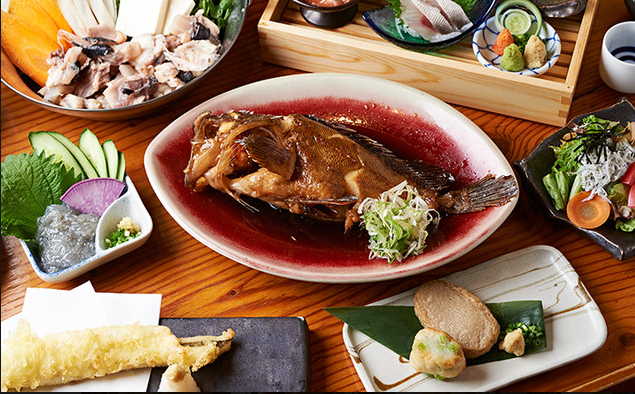 仕込みを行い、魚の仕入れ状況を見ながら、日替わりのおすすめメニューを考えるところからスタートします。