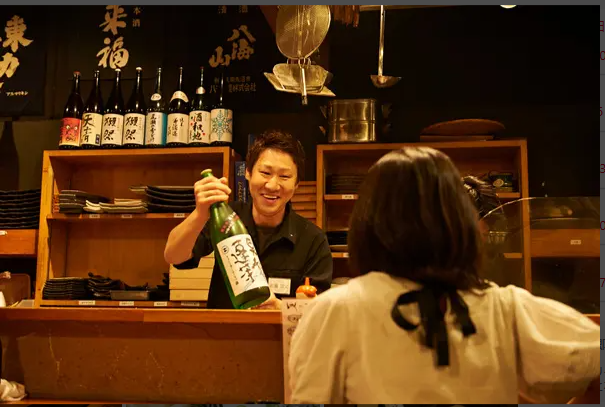 カウンター越しにお客様との会話が生まれたり、お酒のご提案をしたりと、接客も自然に発生するスタイル♪