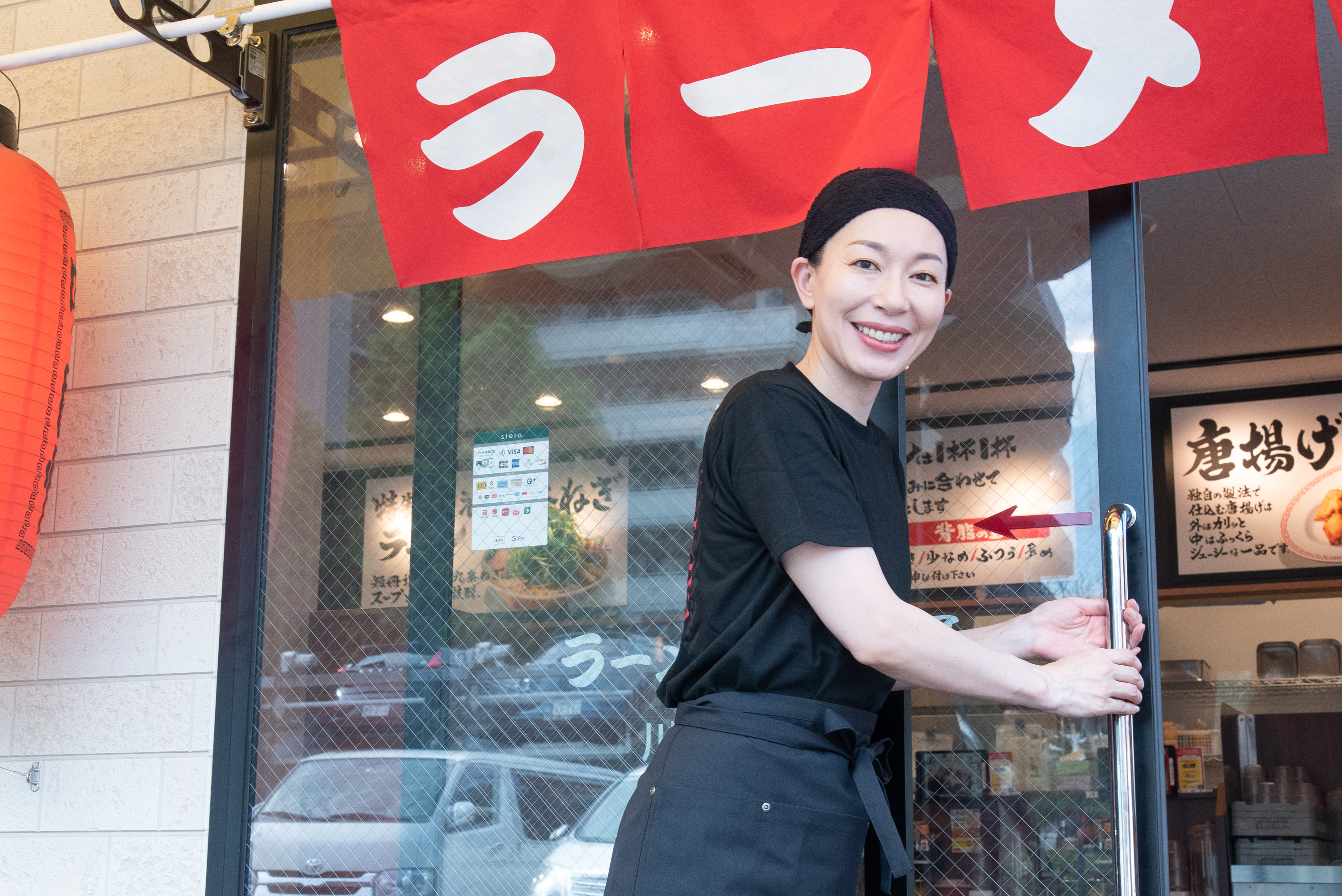 お客様を笑顔でお迎えし、ご案内やオーダー取り、配膳、レジ対応などを担当していただきます。