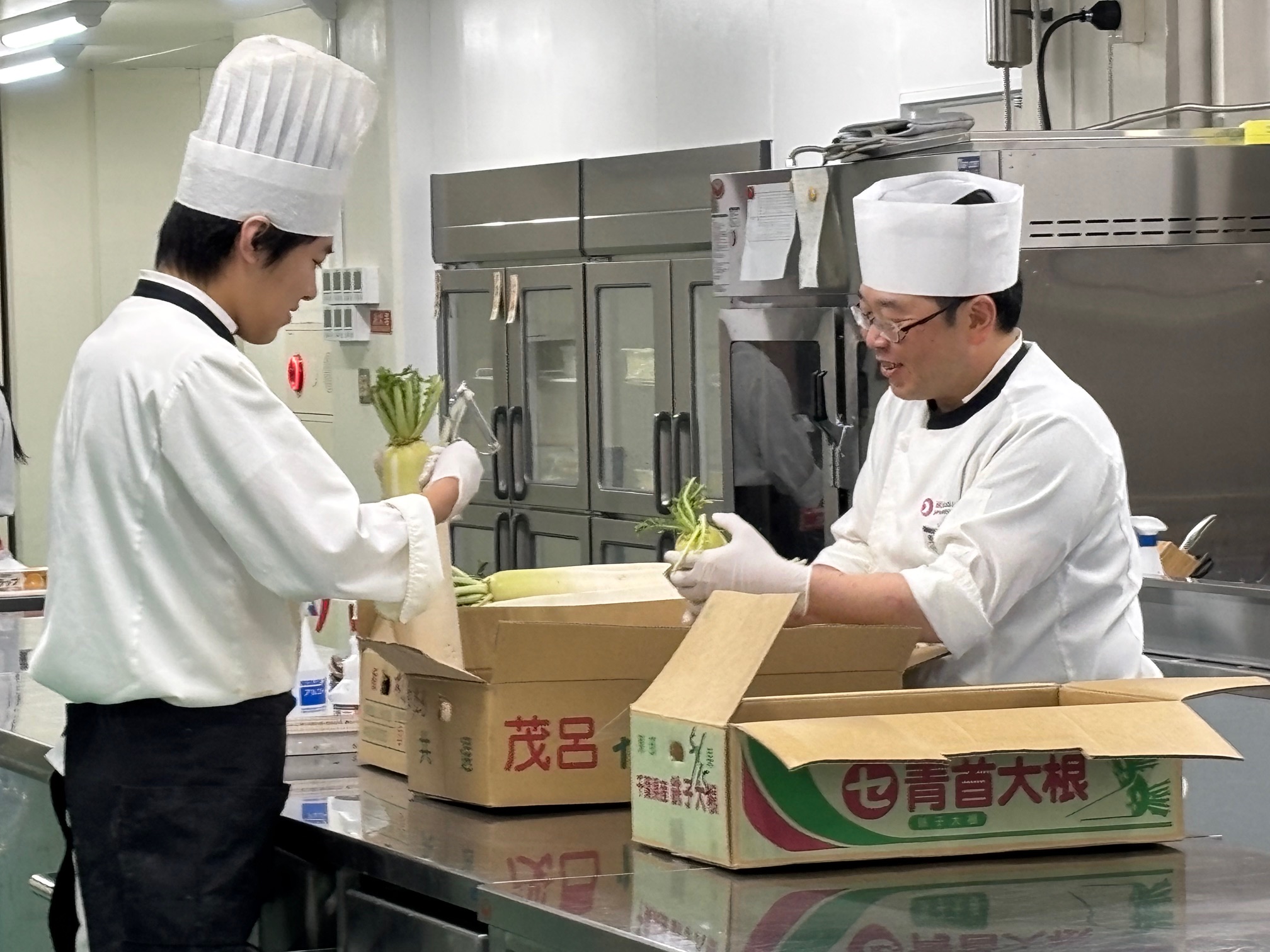 現在、調理スタッフは社員16名。料理長を中心に、20代〜60代まで幅広い年齢層が活躍中です。